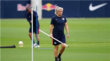 Frau auf Fußballplatz, Rasen