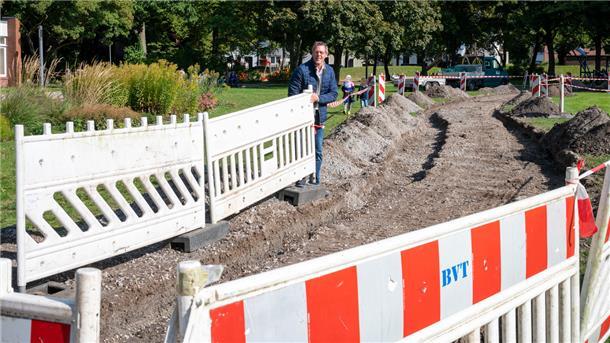 Durch die große Wiese im Leher Stadtpark baut das Gartenbauamt Bremerhaven einen zweiten Hauptweg.