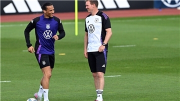 Leroy Sane und Bundestrainer Julian Nagelsmann.