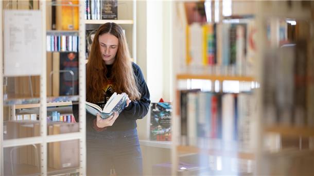 Lesen bildet. Daher sollen die Hürden für Jugendliche, sich ein Buch in der Zevener Samtgemeindebibliothek auszuleihen, entfernt werden.