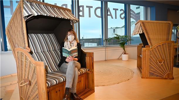 Leseplatz mit Ausblick: Anika Schmidt leitet jetzt die Stadtbibliothek. 