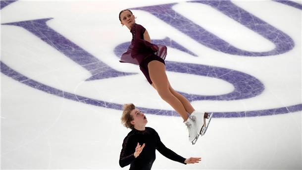 Eiskunstlauf-Paar Hase/Wolodin bei EM auf Goldkurs Letizia Roscher und Luis Schuster haben sich bei der Europameisterschaft in Tallinn für die Kür der Paare qualifiziert.