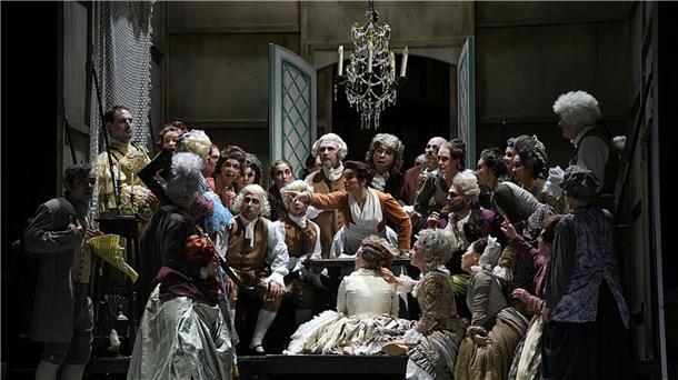 Das Chaos im Gasthaus steuert dem Höhepunkt aller Irrungen und Verwirrungen um Liebe, Lust und Laster entgegen: Der Rosenkavalier", opulente Oper von Richard Strauss, feiert am Stadttheater Bremerhaven mit traumhafter Inszenierung, Ausstattung und musikalischer Grandezza einen Riesenerfolg. 