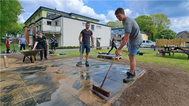 Letzte Handgriffe: Die Landjugend Sievern pflastert einen Bericht des Mehrgenerationenplatzes. Später kann hier ein Pavillon errichtet werden. 