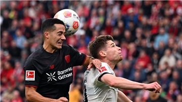 Leverkusens Lucas Vázquez und Gladbachs Lukas Ullrich kämpfen um den Ball.