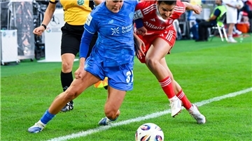 Leverkusens Nationalspielerin Carlotta Wamser (l) ringt mit Bayerns Jovana Damnjanovic um den Ball.