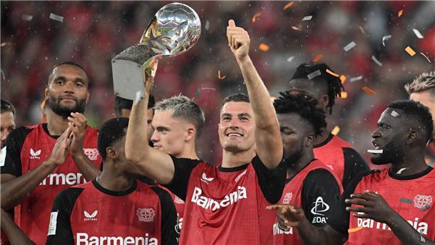 Leverkusens Profis bejubeln den Supercup-Titel.