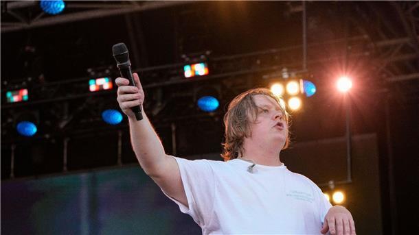 Lewis Capaldi mit Stimmproblemen in Glastonbury Lewis Capaldi bittet seine Fans auf dem Glastonbury Festival um Unterstützung: „Ich möchte nur, dass ihr alle so laut mitsingt, wie ihr könnt, wenn das in Ordnung ist?“