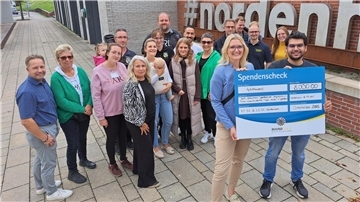 Bild von Lia Glevitzky, Vizepräsidentin des Ladies‘ Circle 52 Nordenham, und Lukas Kloppenburg, Präsident des Round Table 52 Nordenham, mit einem symbolischen Spendenscheck und Vertretern von acht Vereinen aus der Region
