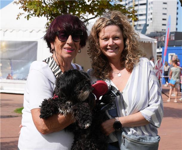 Lianne Brunner (links) und Petra Janssen mit Hund Basti. Die beiden sind aus Sievern und Debstedt nach Bremerhaven gekommen, um auf den Maritimen Tagen den Nachmittag zu genießen.
