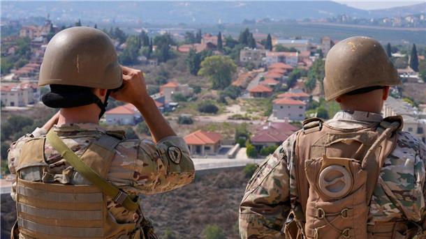 Vergeltung mit Raketen: Hisbollah feuert auf Israel Libanesische Soldaten blicken an der Landesgrenze Richtung Israel. Israels Armee hat mit Kampfhubschraubern Ziele im Libanon angegriffen.