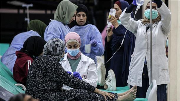 Cholera-Fälle steigen weltweit drastisch Libanesisches medizinisches Personal versorgt eine ältere Frau, die Opfer eines Choleraausbruchs geworden ist.