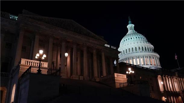 Einigung im US-Schuldenstreit könnte Börsen beruhigen Lichter erhellen das Kapitol in Washington.