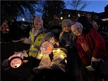 Lichter, Musik und gute Stimmung – Jung und Alt zogen mit bunten Laternen in allen Formen und Farben durch die Zevener Innenstadt.
