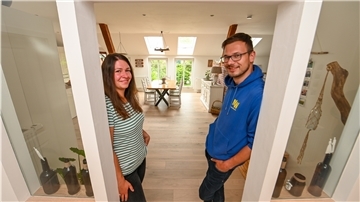 Lieben ihre selbst ausgebaute Dachgeschosswohnung mitten in Ringstedt: Anne und Jörn Große-Endebrock.