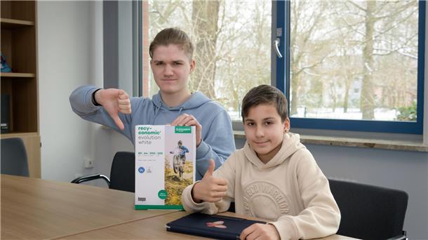 Sam-Diego Hoffmann (links) und Perez Jansen von der Heinrich-Heine-Schule in Bremerhaven 
