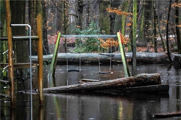 Lilienthal: Der Spielplatz im Butendieker Gehölz steht unter Wasser. 