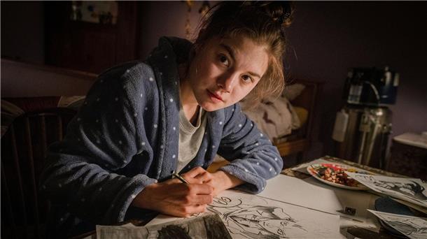 Lill (Hannah Schiller) in ihrem Kinderzimmer.