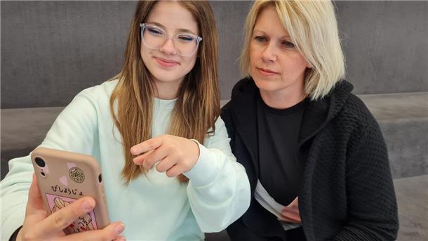 Lilou aus der Samtgemeinde Sittensen hat nahezu 600.000 Follower auf TikTok und erklärt unserer Reporterin Kathrin Harder-von Fintel, was sie auf Social Media macht. Auf Instagram ist sie unter liloussecret zu finden, dort folgen ihr 120.000 Menschen.