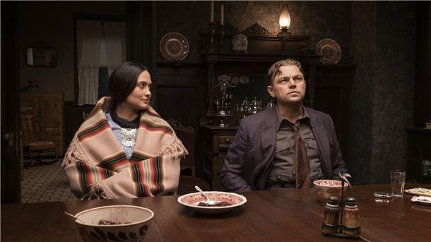 Packender Trailer mit Leonardo DiCaprio in Scorsese-Thriller Lily Gladstone als Mollie Burkhart und Leonardo DiCaprio als Ernest Burkhart in einer Szene des Films „Killers of the Flower Moon“.