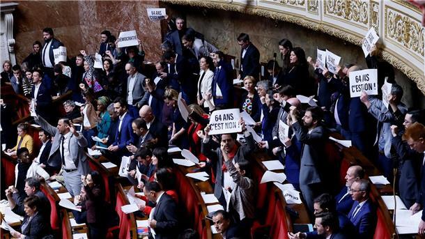 Frankreichs Regierung drückt Rentenreform durchs Parlament Linke Abgeordnete zeigen ihren Protest in der Nationalversammlung.
