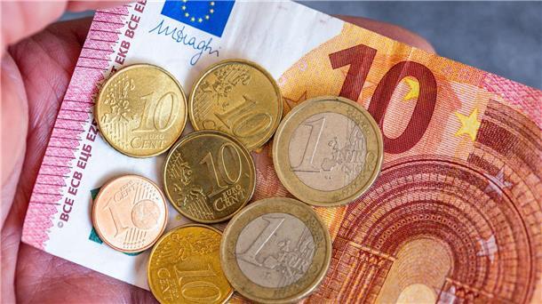 Millionen Beschäftigte mit Niedriglöhnen Linken-Chef Schirdewan fordert, den Mindestlohn von derzeit 12,41 Euro auf 15 Euro zu erhöhen.
