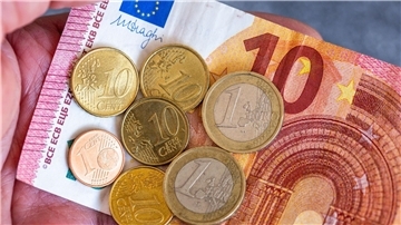 Linken-Chef Schirdewan fordert, den Mindestlohn von derzeit 12,41 Euro auf 15 Euro zu erhöhen.