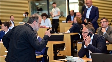 Linken-Fraktionsvorsitzender Steffen Dittes (l) und CDU-Fraktionsvorsitzender Mario Voigt im Plenarsaal des Thüringer Landtags.