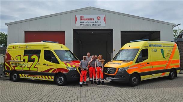 Wesermarsch: Johanniter richten neuen Notfall-Krankentransportwagen selbst ein Links das neue Fahrzeug, rechts der Vorgänger. Stationiert ist die Neuanschaffung zunächst an der Johanniter-Rettungswache in Berne-Bardenfleth.