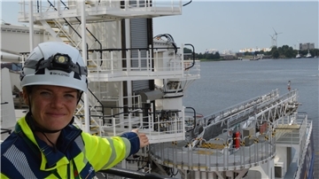 Links der Turm mit dem Aufzug, rechts die Plattform mit der Gangway. Darüber steigen die Servicetechniker auf See vom Schiff „Bibby Wavemaster Horizon“ auf die Windkraftanlagen über. Jessika Tuitjer von EnBW weiß, wie das abläuft.