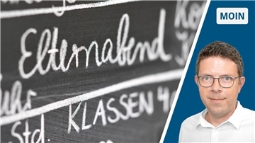 Links ist eine Tafel mit dem Schriftzug „Elternabend“ zu sehen, rechts Redakteur Timo Kühnemuth.