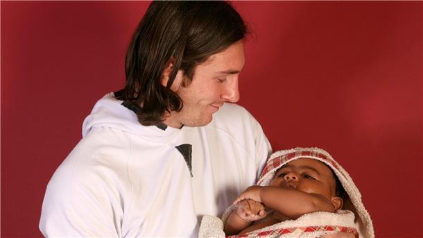 18 Jahre nach Fotoshooting: Wiedersehen von Messi und Yamal? Lionel Messi hält 2007 das Baby Lamine Yamal im Arm.