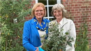 Links die neue Präsidentin des Lion Club Wesermarsch, Anke Plate, mit ihrer Vorgängerin Sabine Zinn 