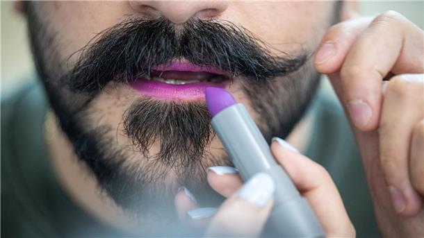 Lippenstift und Bart passen aus Sicht von Visagist Rene Koch gut zusammen.