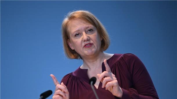 Lisa Paus spricht bei einer Pressekonferenz. (Archivbild)