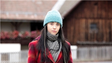 Lisa Schaller (Christina Cervenka) ist zurück in ihrem Heimatdorf Immerstill.
