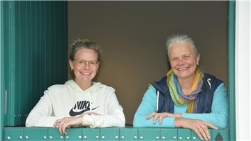 Das Foto zeigt Lisa Schnackenberg und ihre Mutter Irma Behnken-Masthoff.