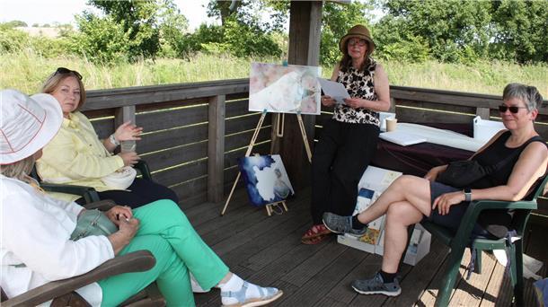 Kunst- und Kulturfest Driftsethe: Kreativer Widerstand gegen Deponie Literaturbegeisterten las Petra Wulff-Haun (Zweite von rechts) im Turm an der Schatzgrube aus ihren eigenen und auch aus Werken anderer Autoren vor.