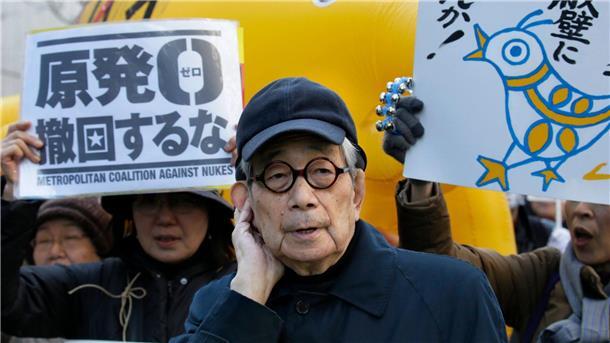 Japans Nobelpreisträger Kenzaburo Oe gestorben Literaturnobelpreisträger Kenzaburo Oe bei einer Demonstration in Tokio für den Ausstieg Japans aus der Atomkraft.