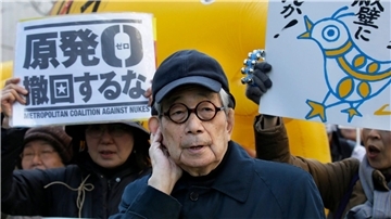 Literaturnobelpreisträger Kenzaburo Oe bei einer Demonstration in Tokio für den Ausstieg Japans aus der Atomkraft.