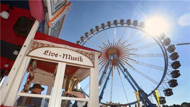 Live Blasmusik wird am traditionellen Fahrgeschäft „Krinoline“ gespielt.