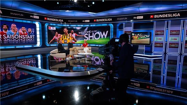 So sehen Sie alle Spiele der Fußball-Bundesliga live im Fernsehen Live-Fußball im TV kostet viel Geld und ist auch in dieser Saison teurer geworden. Sky wirbt derzeit mit einem Angebot, das für Neukunden im ersten Jahr 25 Euro pro Monat kostet und danach 35,50 Euro im Jahres-Abo.