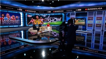 Live-Fußball im TV kostet viel Geld und ist auch in dieser Saison teurer geworden. Sky wirbt derzeit mit einem Angebot, das für Neukunden im ersten Jahr 25 Euro pro Monat kostet und danach 35,50 Euro im Jahres-Abo.