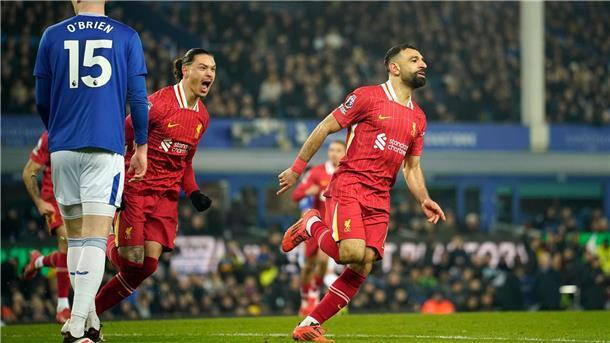 Slot sieht Rot: Vier Platzverweise im Liverpool-Derby Liverpools Mohamed Salah (r) jubelt nach seinem zweiten Tor, kann aber am Ende keinen Sieg feiern.