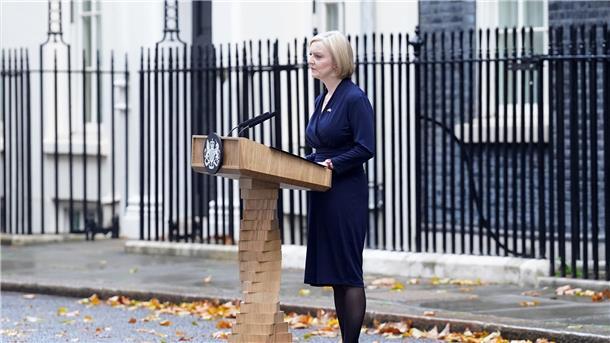 Liz Truss gibt vor der 10 Downing Street eine Erklärung ab. Sie tritt nach nur sechs Wochen im Amt zurück.
