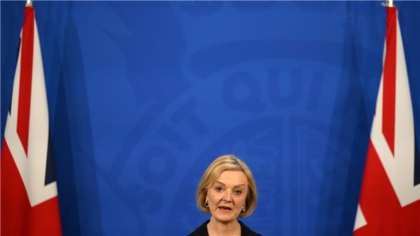 Truss oder Salatkopf? Boulevardzeitung richtet Live-Cam ein Liz Truss, Premierministerin von Großbritannien, spricht während einer Pressekonferenz in der Downing Street.