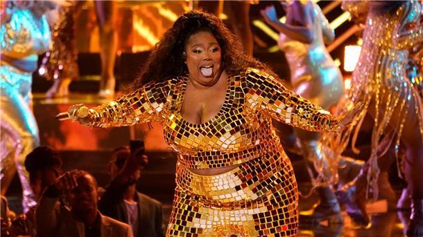Anwalt: Mögliche weitere Vorwürfe gegen Musikerin Lizzo  Lizzo performt bei den BET Awards im Microsoft Theater in Los Angeles.