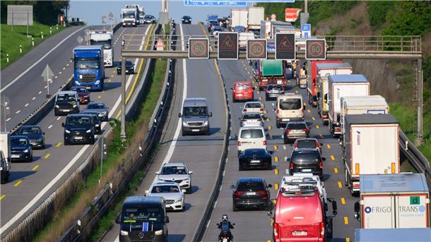 Lkw-Käufer hoffen nach BGH-Urteil auf Schadenersatz Lkw auf der rechten Spur einer Autobahn.