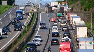 Lkw auf der rechten Spur einer Autobahn.