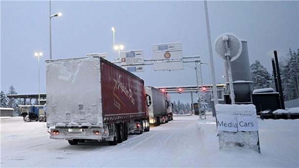 Finnland schließt Grenze für Personenverkehr nach Russland LKW stehen an der internationalen Grenzübergangsstation Raja-Jooseppi.